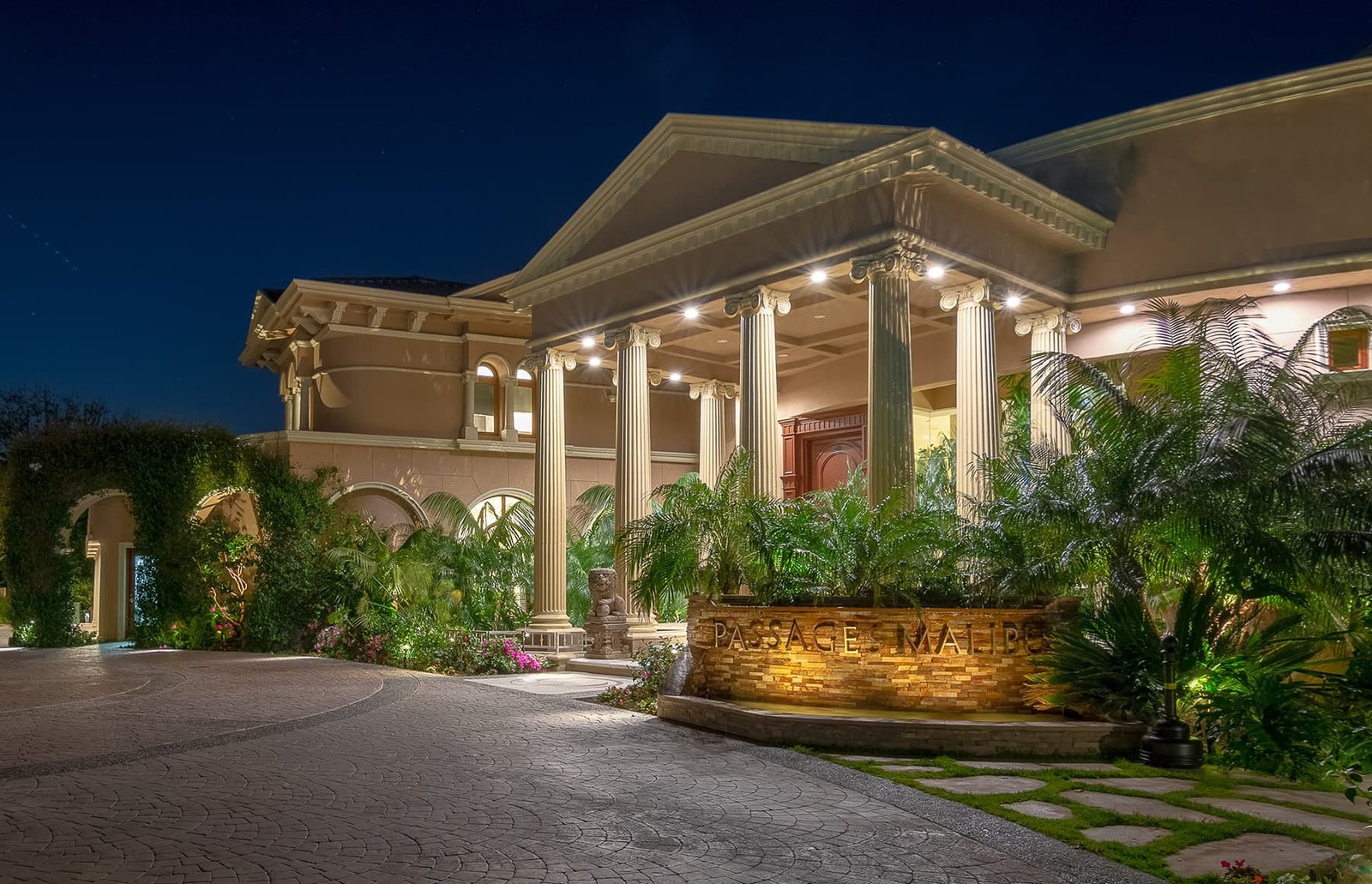 Passages Malibu grounds photo 12